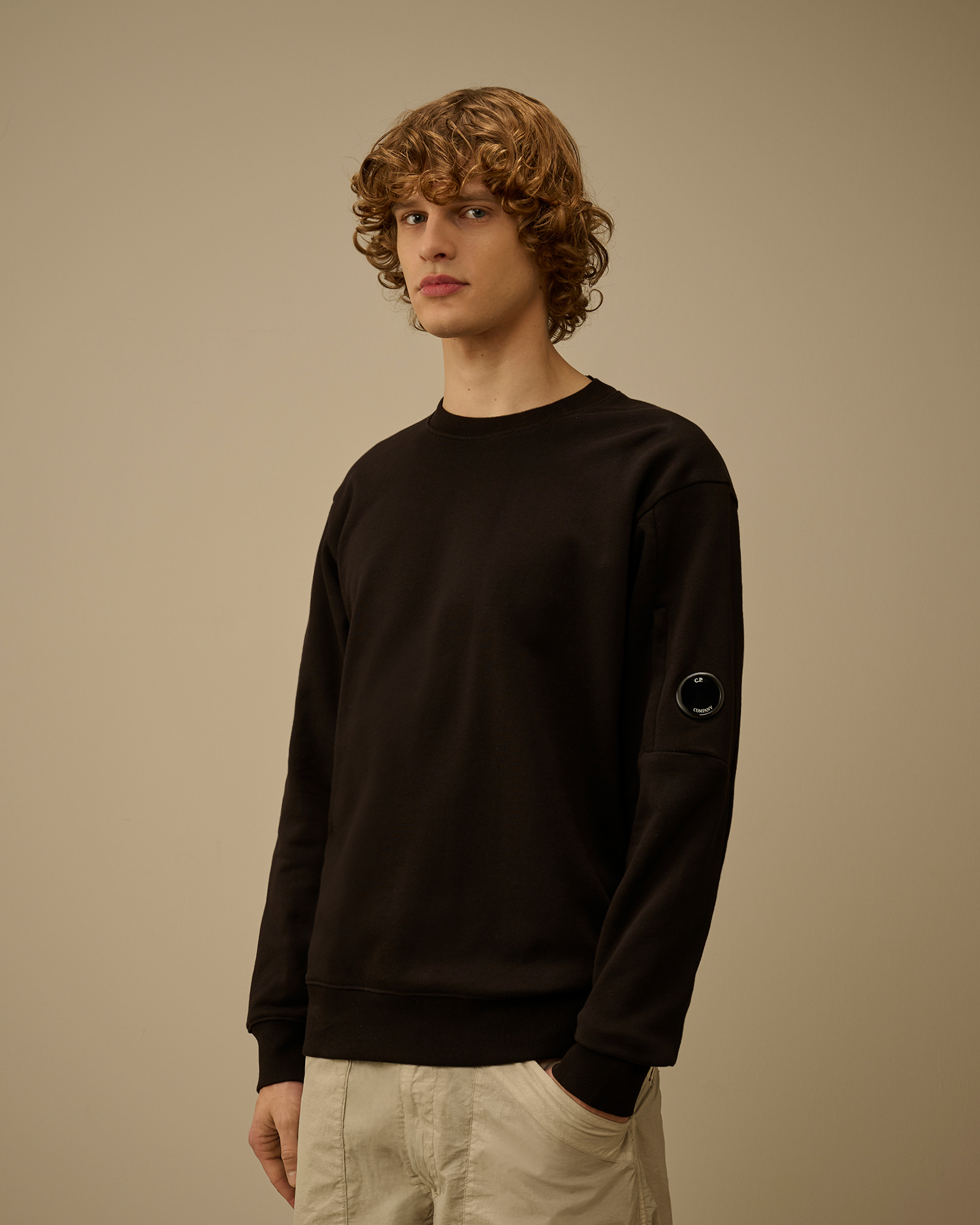 トップス C.P. COMPANY Lens Sweatshirt M Black Diagonal Raised Fleece Crewneck Lens Sweatshirt | CPC ROW