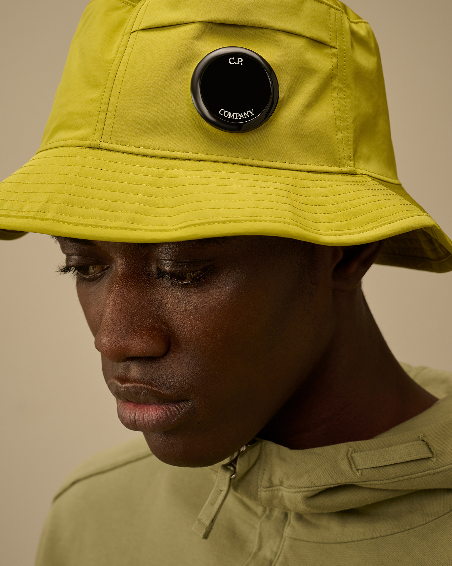 C.P. Company　Chrome-R レンズ バケットハット Yellow Chrome-R Lens Bucket Hat | CPC USCA Online Store